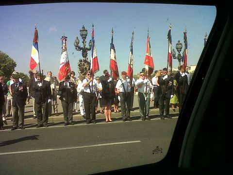 Pont Alexandre III aujourd'hui à Paris : hommage à une perte française en Afghanistan -- 10/08/12
